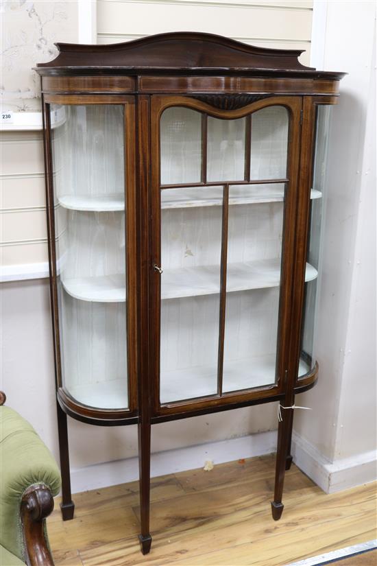 An Edwardian mahogany display cabinet w.93cm